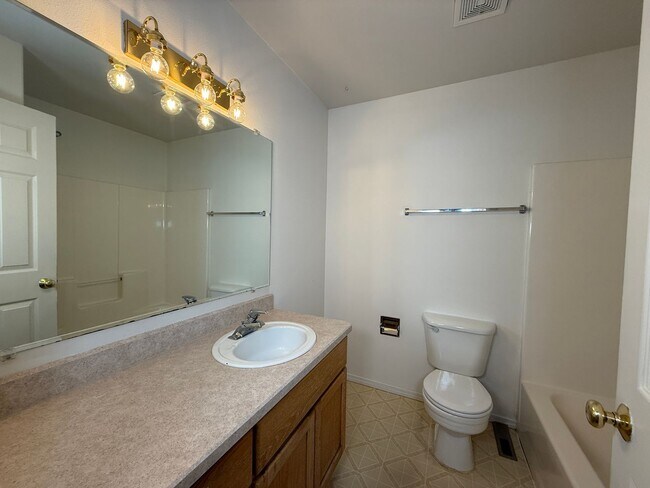Building Photo - CHECK OUT THIS SPACIOUS TOWNHOUSE IN REDMO...