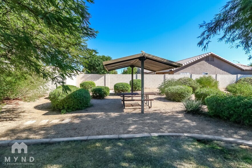 Building Photo - 2206 E Aire Libre Ave