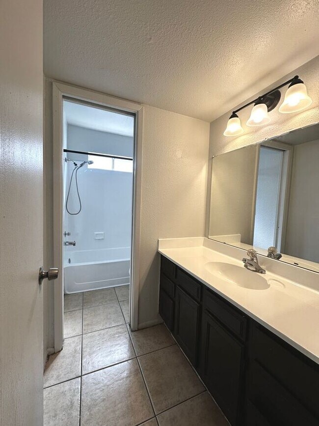 Building Photo - $500 Move In Special!2-bedroom, 1-bath apartment in Mesa, AZ