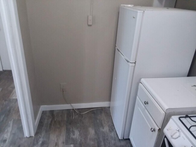 Building Photo - Cap Hil Adorable 1 Bedroom Available Now!