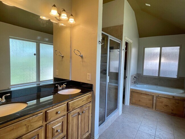 Building Photo - Beautiful 3 bed 2 bath with an office!