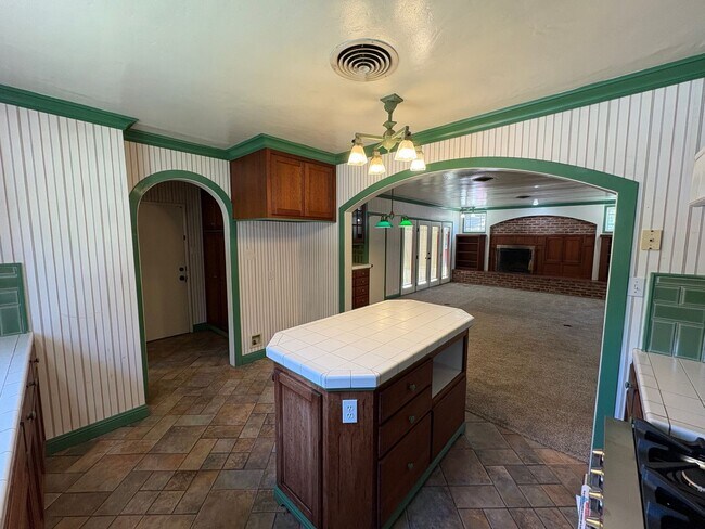 Building Photo - Visalia 2 Bed 2 Bath available now.