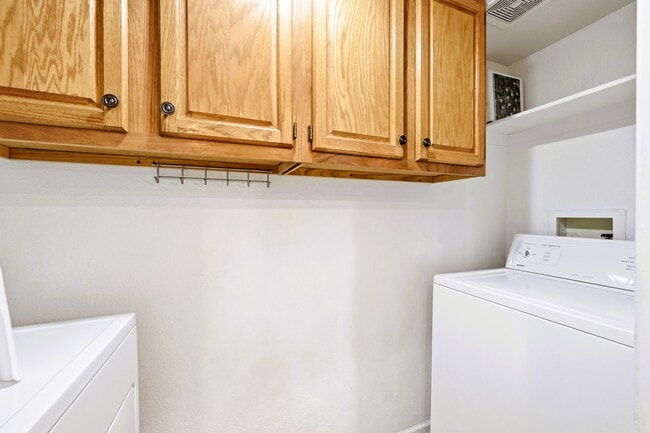 Building Photo - 23712 Pondview Pl