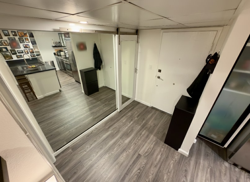 Full Wall Mirror/Entrance - 2700 Cahuenga Blvd E