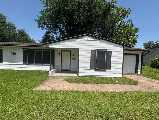 Building Photo - 138 Vandenburg Dr