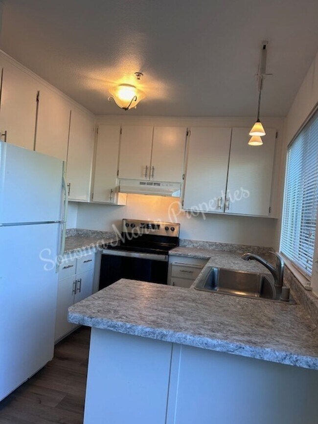 Building Photo - Spacious 2 bedroom, 1.5 bath condo in Ever...