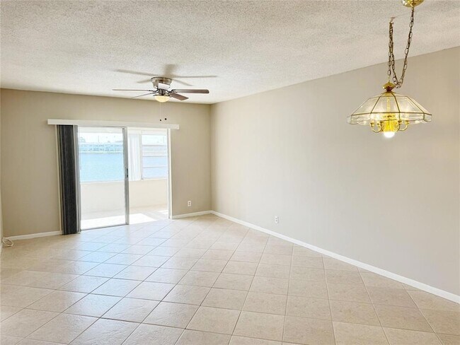 Building Photo - 1116 Lake Terrace