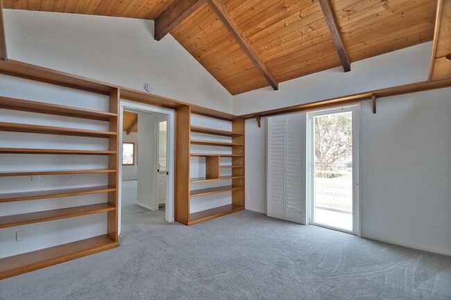Building Photo - 4 Bed 2.5 Bath Home in Hermosa Beach For L...