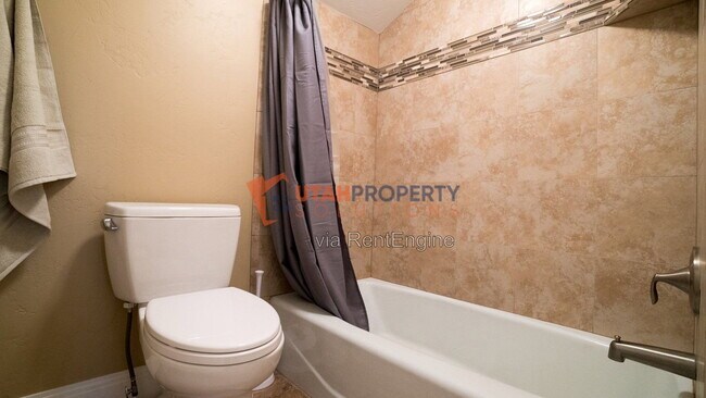 Building Photo - 7290 Racquet Club Dr