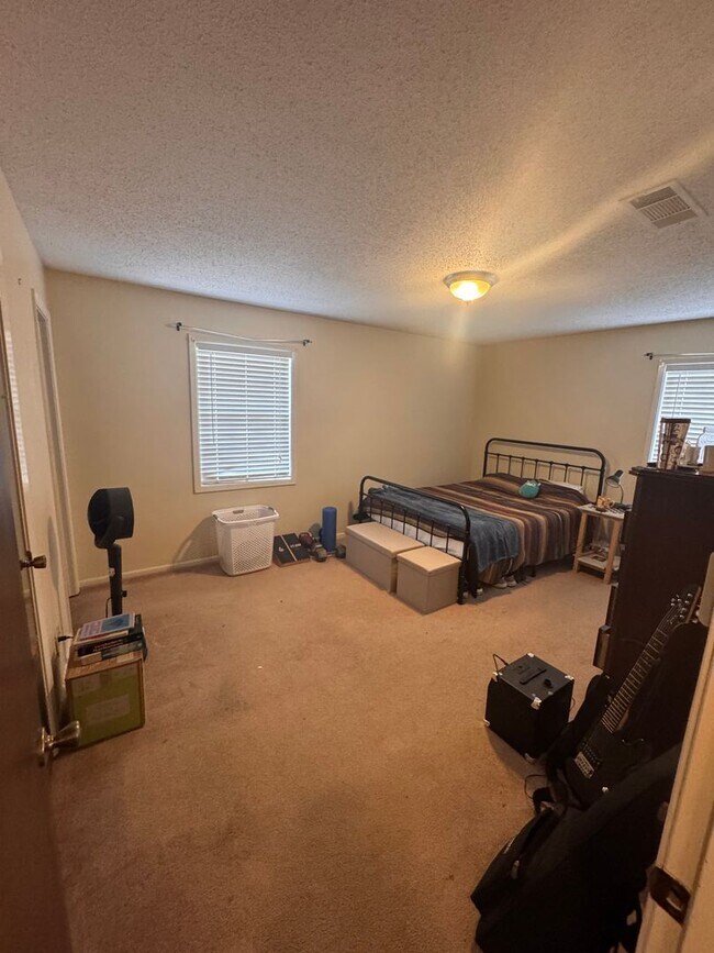 Building Photo - 5 BR 3 full BA House