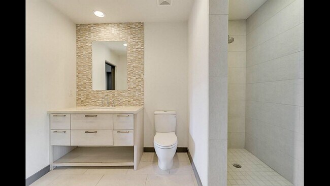 Building Photo - 1410 Hyde Park Blvd