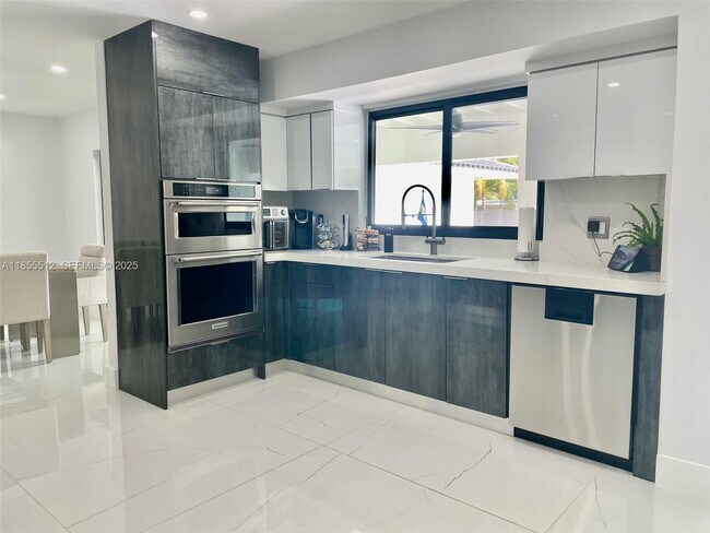 Building Photo - 2721 SW 130th Ave