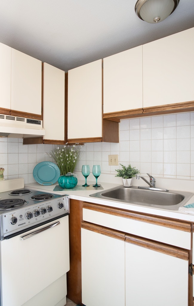 Building Photo - Coachlight Village Apartments