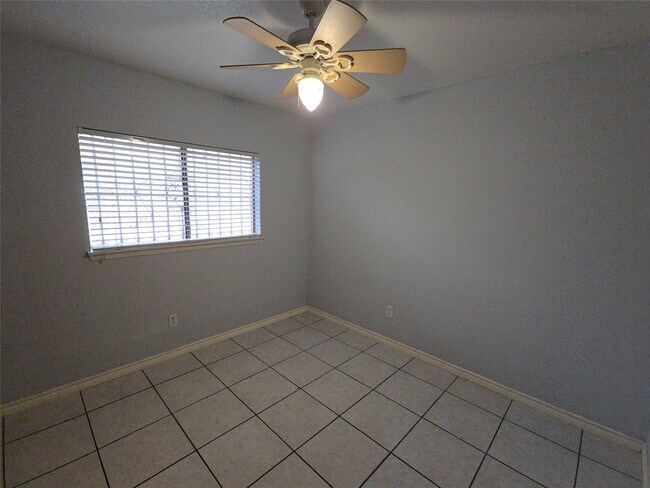 Building Photo - 13806 Long Glen Dr