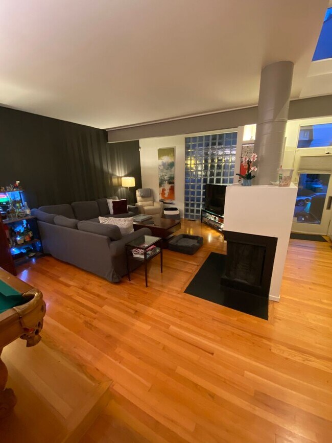 Building Photo - Amazing Shadyside Townhouse with two full bathrooms, off street parking and Central Air!!