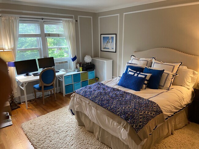 Building Photo - 2326 N Lincoln Park W