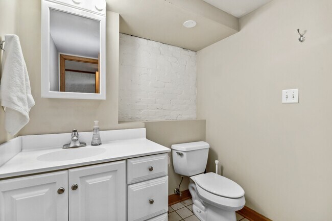 Building Photo - 403 S Hough St