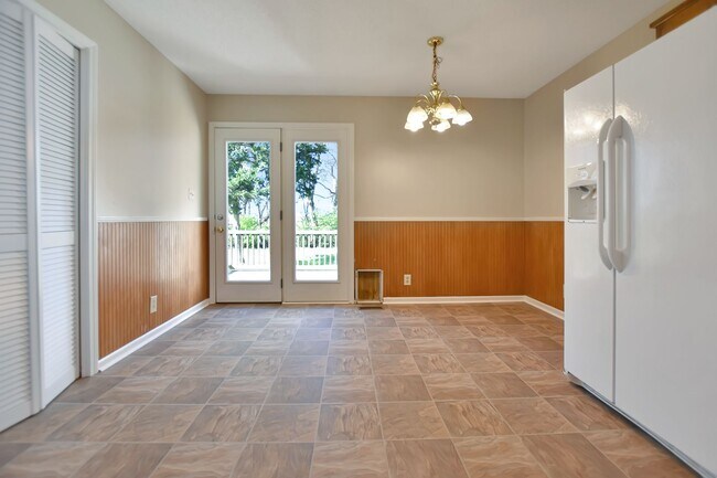 Building Photo - Pet Friendly Three Bedroom!
