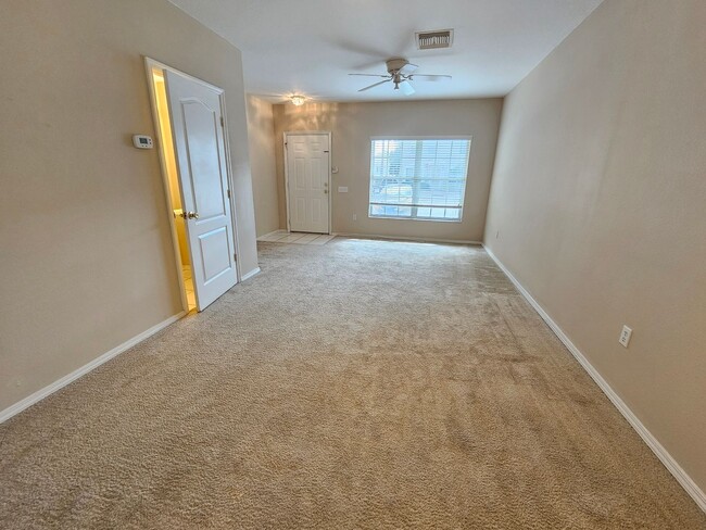 Building Photo - Brandon townhome with 2 bedrooms, 2 baths ...