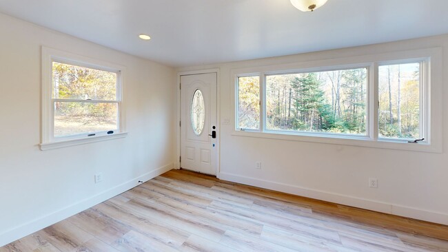 Building Photo - Renovated 3-Bedroom w/ Scenic Brook Views