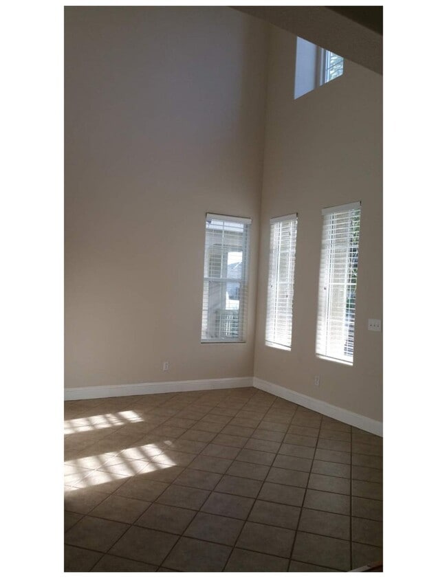 Building Photo - Beautiful & Spacious 5BR, 3BA Home – Large...