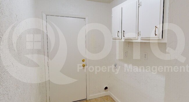 Building Photo - 2242 E Blanche Dr