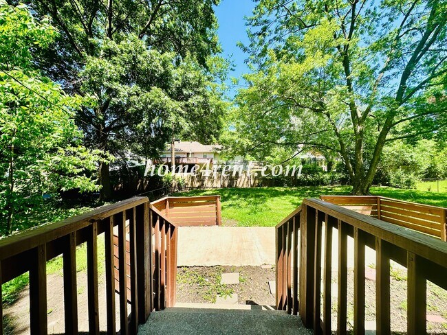 Building Photo - Updated Raytown Ranch w/ Wood Floors, SS Appliances, Finished Basement and a Fenced Yard!
