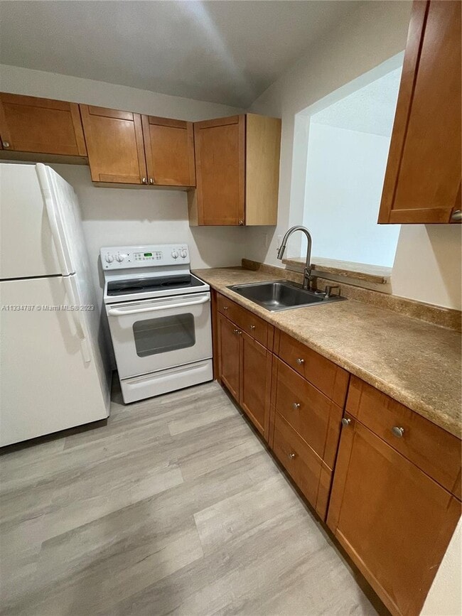 Building Photo - 300 NE 125th St