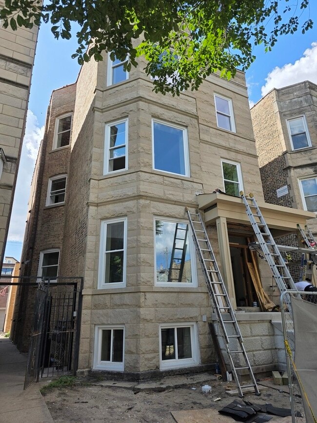Building Photo - 3726 N Racine Ave