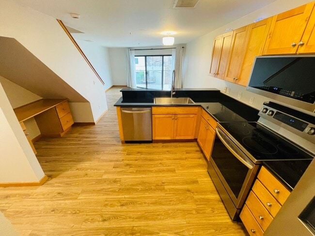 Building Photo - Top Floor 1bdrm Condo with River Views and Private Deck | FREE reserved parking Included!