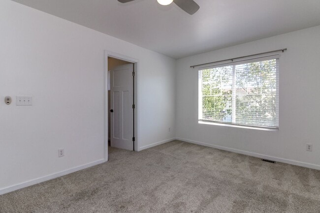 Building Photo - Beautiful upgraded 4 bedroom DuPont home with AC and sprinkler system