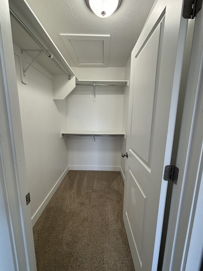 Building Photo - 2 bedroom/ 1.5 bathroom Townhouse in Eagle Mountain