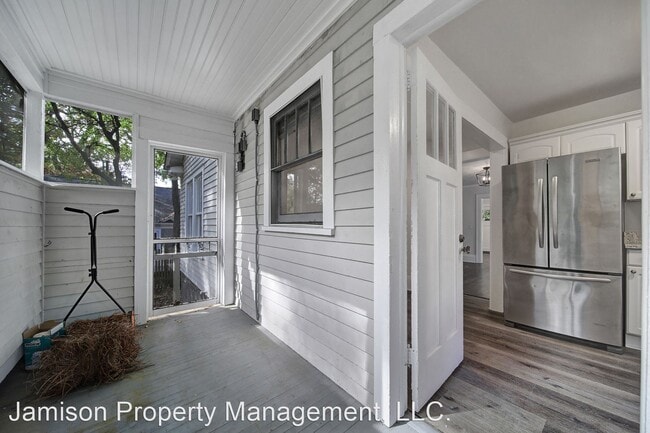 Building Photo - 2 br, 1 bath House - 205 W 6th St