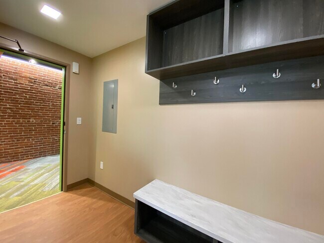 Building Photo - 83 Hanover St