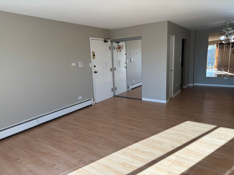 Building Photo - 252 Shorewood Dr