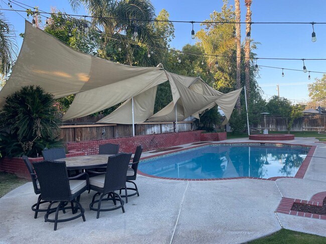 Building Photo - 11310 Pinehaven Ave