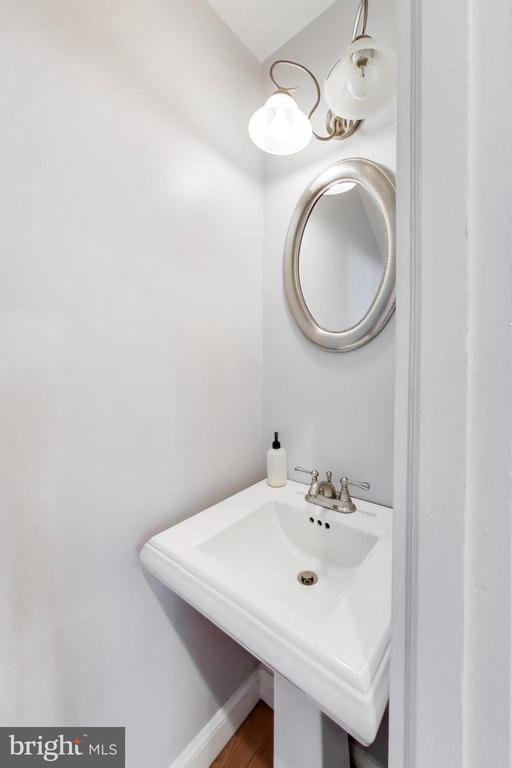 Building Photo - 1006 Otis Pl NW