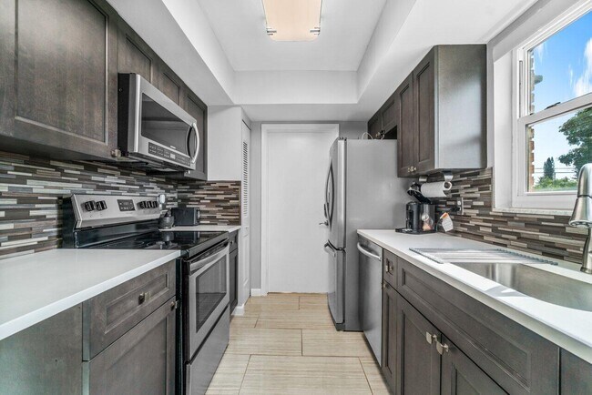 Building Photo - 2037 S Seacrest Blvd