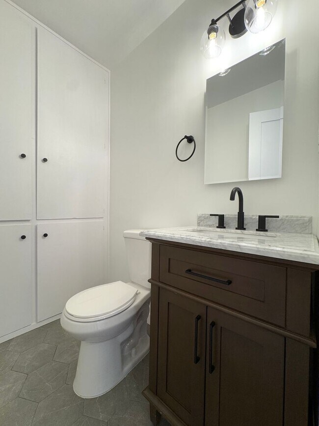 Building Photo - Top Floor Newly Renovated 2-Bedroom in Pri...