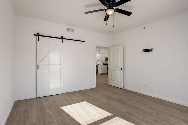Building Photo - 703 Parkview Dr