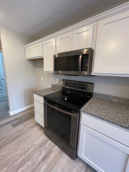 Building Photo - Spacious 3BR+ with fully fenced in backyard