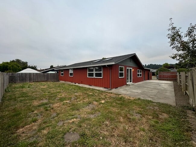 Building Photo - ZELIA! Arcata 3/2, 2 car garage, south facing patio