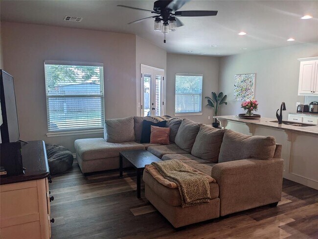 Building Photo - 3400 Lyric St