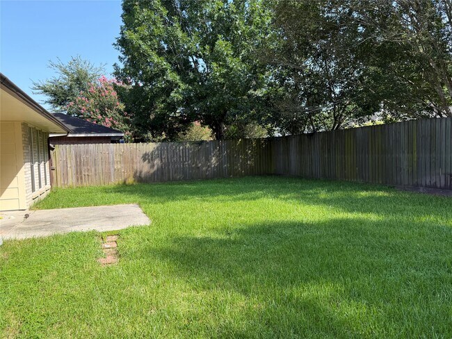 Building Photo - 2238 Pine Cone Dr