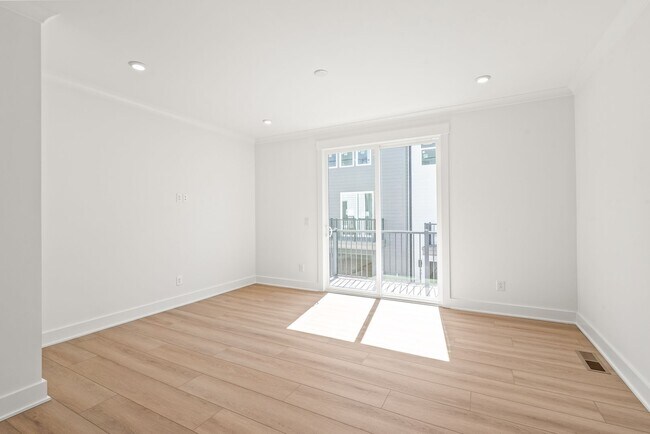Building Photo - (Move-in Special) 3 Bedroom Townhome in LoSo!