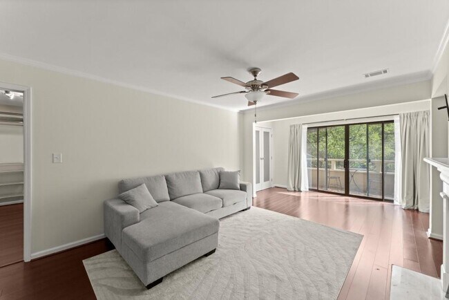 Building Photo - 25312 Plantation Dr NE