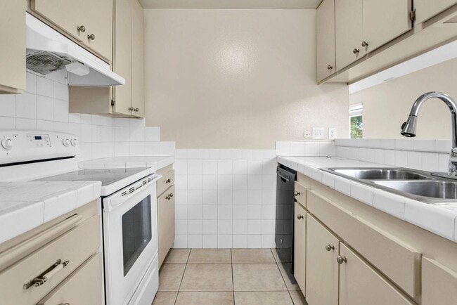 Building Photo - Nice two bedroom/one bath townhome in UTC....