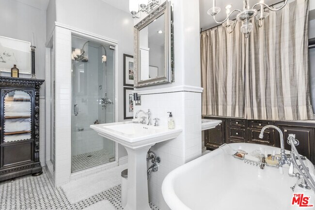 Building Photo - 1424 N Crescent Heights Blvd