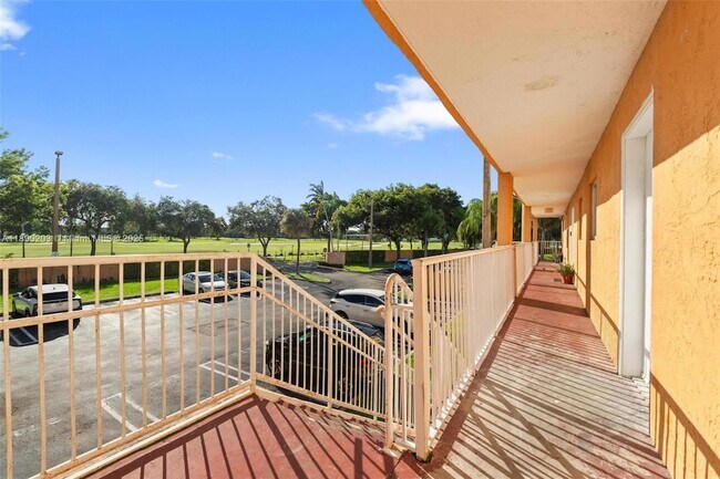 Building Photo - 6255 SW Kendale Lakes Cir