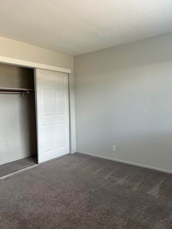 Building Photo - NICE 2 BEDROOM DUPLEX W/ 2 CAR GARAGE!